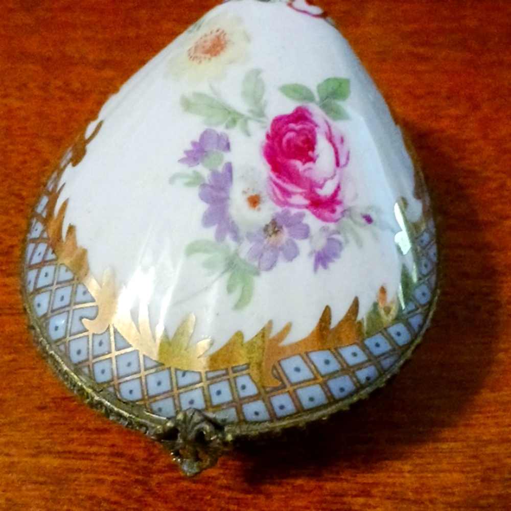 Clam shell ceramic box